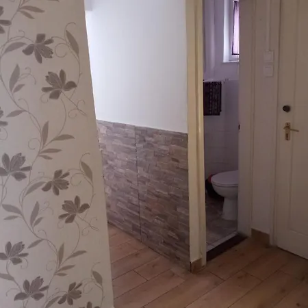 A Whole House With A Garden In For 2-10 Persons Holiday home *